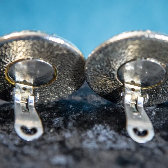 VINTAGE Gold Tone Clip On Dome Earrings GREEN/WHITE Marble - Picture 4 of 8